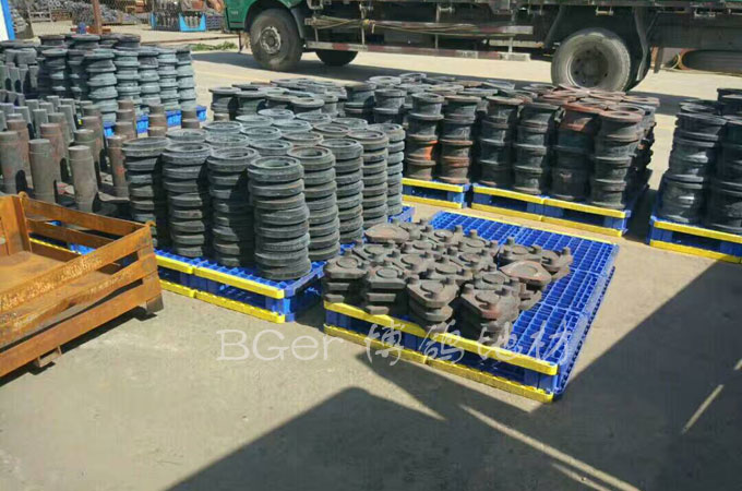 搬運(yùn)金屬制品重載貨物塑料托盤(pán)，地面墊板